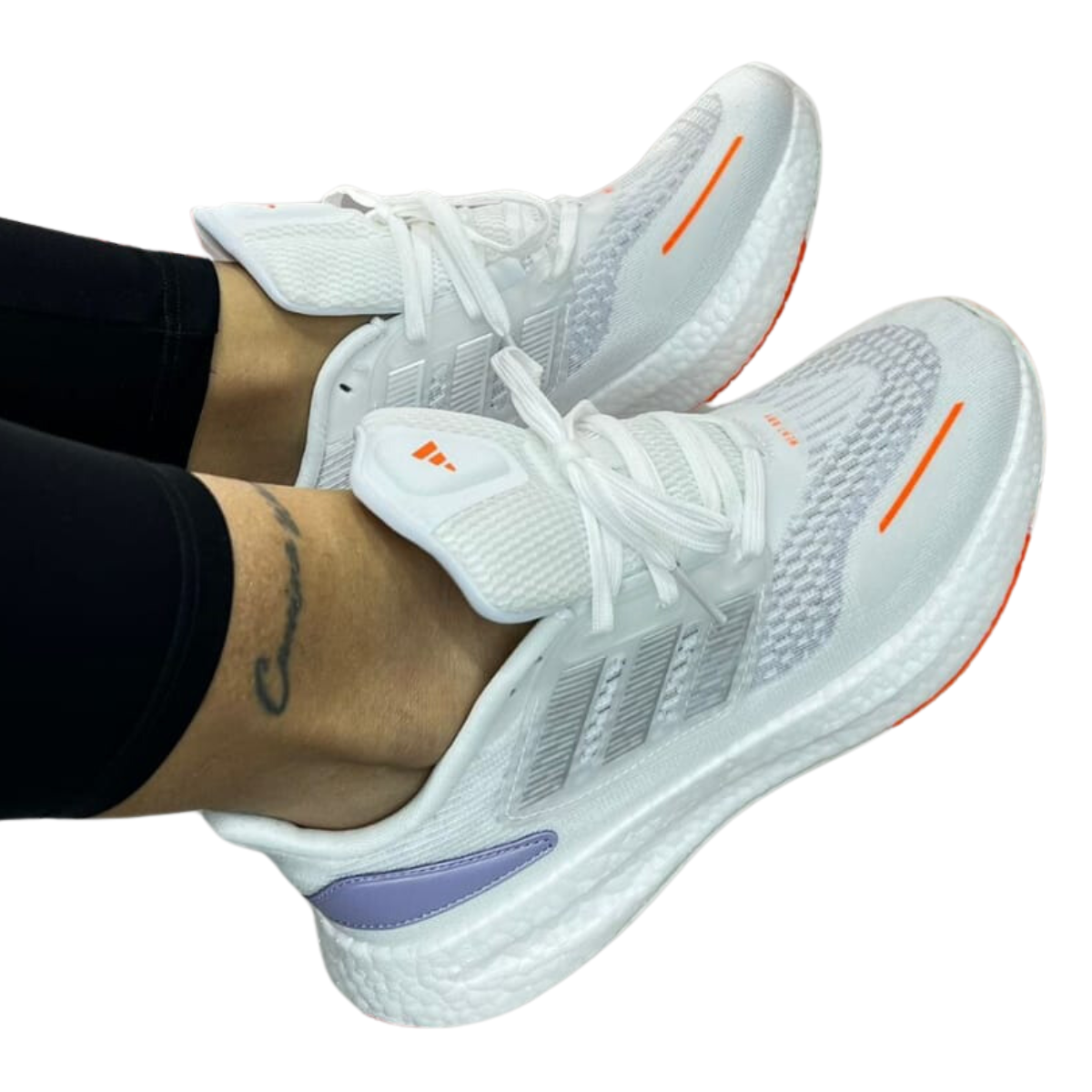 ADIDAS ULTRA BOOST MUJER: La Mejor Opción para Correr y Estilo Casual ¿Estás buscando las ADIDAS ULTRA BOOST MUJER perfectas para combinar estilo, comodidad y rendimiento? En Onlineshoppingcenterg te ofrecemos una gran variedad de estas zapatillas, ideales tanto para correr como para el uso diario. En este artículo te explicaremos por qué son una excelente elección, sus características principales y dónde comprarlas al mejor precio.  ¿Por Qué Elegir ADIDAS ULTRA BOOST MUJER? Las ADIDAS ULTRA BOOST MUJER se han ganado la fama de ser una de las mejores zapatillas de running para mujeres debido a su tecnología innovadora y diseño elegante. Aquí te explicamos algunas de las principales razones por las que deberías considerarlas:  1. Comodidad Inigualable Las ADIDAS ULTRA BOOST MUJER están diseñadas con la famosa tecnología Boost que proporciona una amortiguación excepcional. Esta tecnología está compuesta por miles de pequeñas cápsulas de energía que absorben el impacto de cada paso y devuelven energía a tus pies, haciendo que cada zancada sea más suave y eficiente.  2. Estilo Versátil No solo son funcionales, también tienen un diseño moderno que las convierte en una excelente opción para combinar con tus looks diarios. Ya sea que prefieras las Adidas ultra boost mujer negras, las Adidas ultra boost mujer blancas, o las Adidas ultra boost mujer rosas, estas zapatillas te permitirán destacar en cualquier situación.